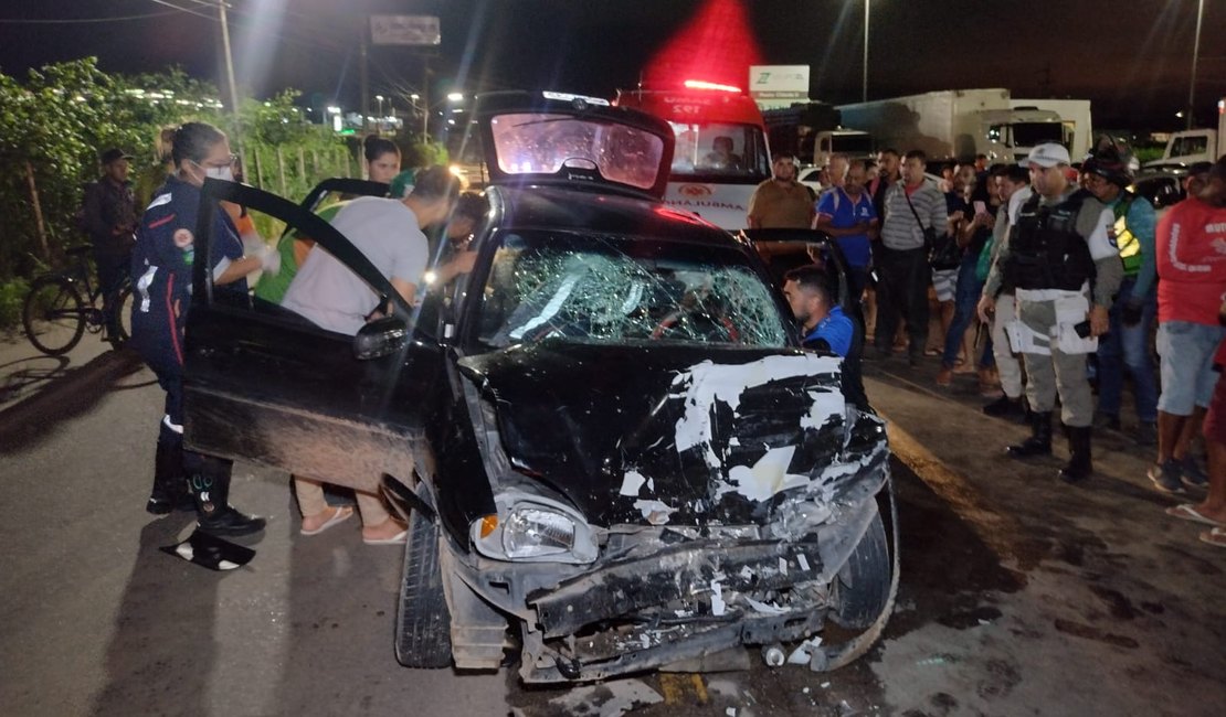 Vídeo. Colisão frontal entre carro e carreta deixa motorista preso às ferragens, em Arapiraca