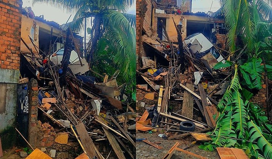 Laje de casa desaba e carro fica pendurado em barranco no Jacintinho, em Maceió