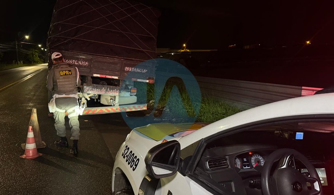 Motociclista colide na traseira de caminhão durante chuva em frente ao Clube do Servidor, na AL 110