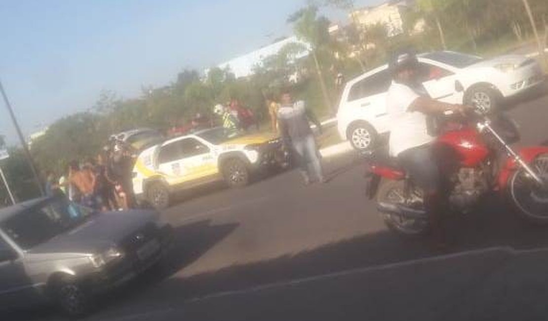 Motorista atropela ciclista no Bosque das Arapiracas