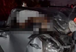 Colisão entre dois carros seguida de batida contra poste deixa três pessoas feridas na AL-101 Norte