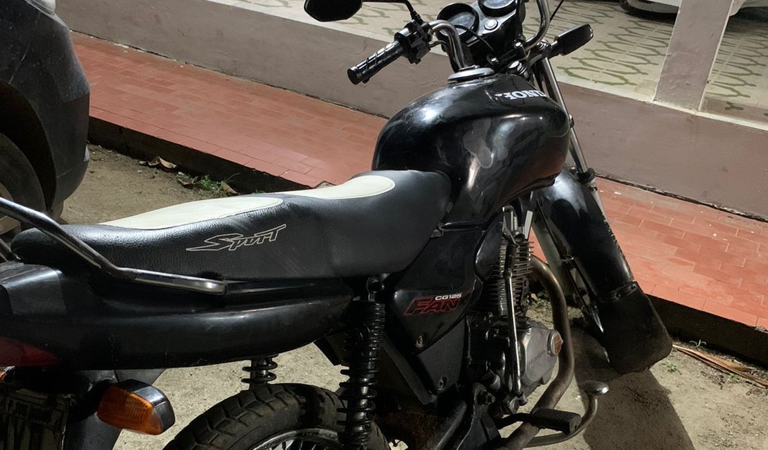 Motocicleta é recuperada por policiais militares no Sítio Capim, em Arapiraca