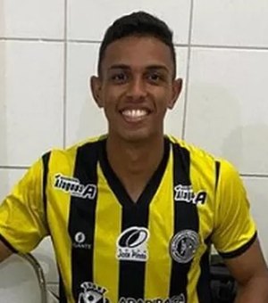 Vídeo. Goleiro do ASA atravessa o campo de joelhos e agradece por estreia no futebol