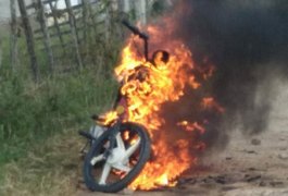 Cinquentinha fica destruída ao ser atingida por incêndio no interior de Alagoas