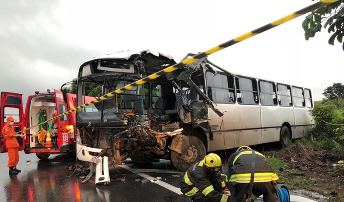 Três pessoas ficam feridas em colisão entre ônibus e carreta na BR 316, em Satuba