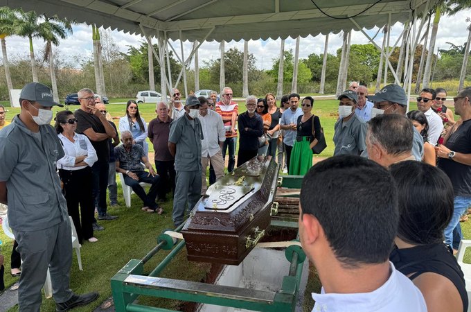 Corpo do historiador Zezito Guedes é sepultado em Arapiraca