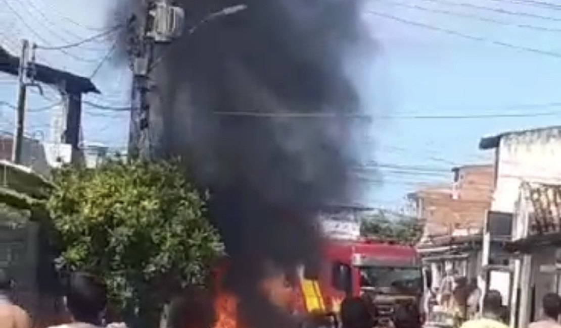 Vídeo. Carro fica completamente destruído após incêndio, em Maceió