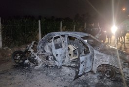 Inconformado com separação, homem ateia fogo em carro e motocicleta em Arapiraca