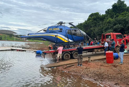 Helicóptero que caiu em Capitólio é retirado da água