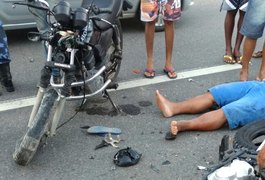Acidente entre motos deixa jovem com fêmur fraturado em Atalaia, AL