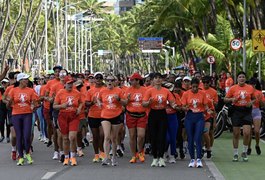 Mulheres das forças de segurança percorrem orla de Maceió para divulgar o programa 'Pronta'