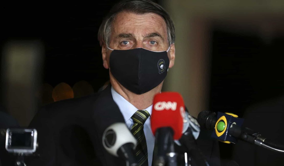 Bolsonaro anuncia revogação de norma que inibia posse de arma de fogo