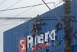 Homem que ficou pendurado na fachada de supermercado em Junqueiro após choque elétrico teve 90% do corpo queimado