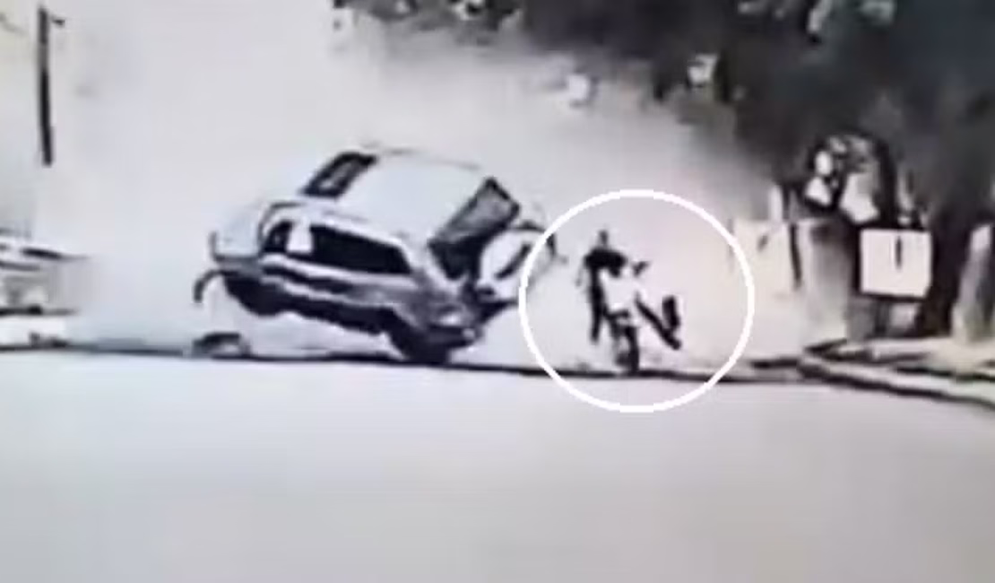 Carro perde o controle, capota várias vezes e por pouco não derruba motociclista
