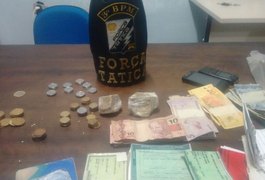 Idoso é flagrado com crack escondido em farelo animal em Arapiraca