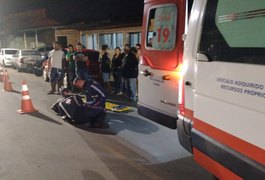 Homem cai no asfalto após perder controle de moto em quebra-molas no bairro Canafístula