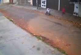 Carrinho com bebê é abandonado no meio da rua, em Goiânia; assista