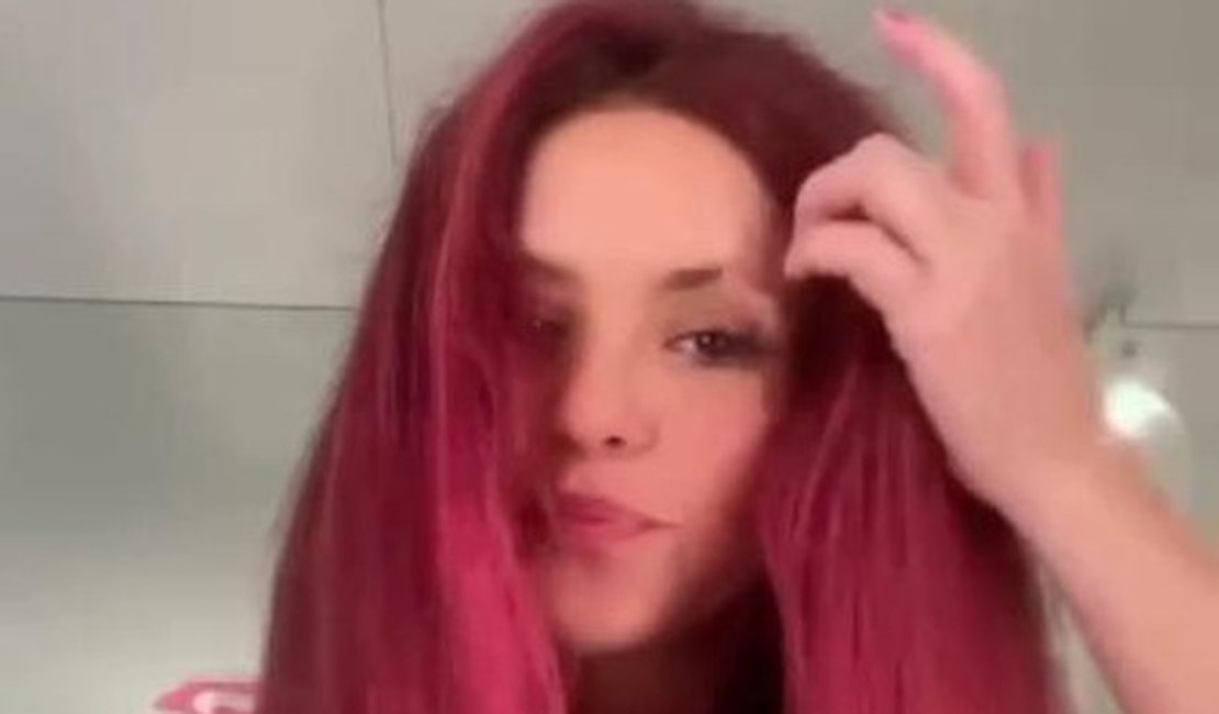 Shakira muda visual e mostra cabelo rosa: 'Surpresa'