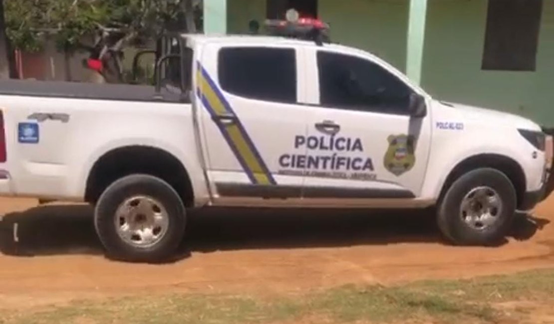 Casa onde corpo foi encontrado na zona rural de Arapiraca tinha pichações como 'Cabueta de Polícia'