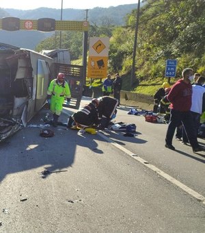 Ônibus com time de futsal paranaense tomba, mata duas pessoas e fere 20 na BR-376