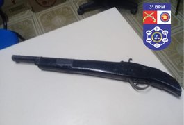 Jovem é preso com espingarda após ameaçar a ex-companheira, dentro do ônibus escolar