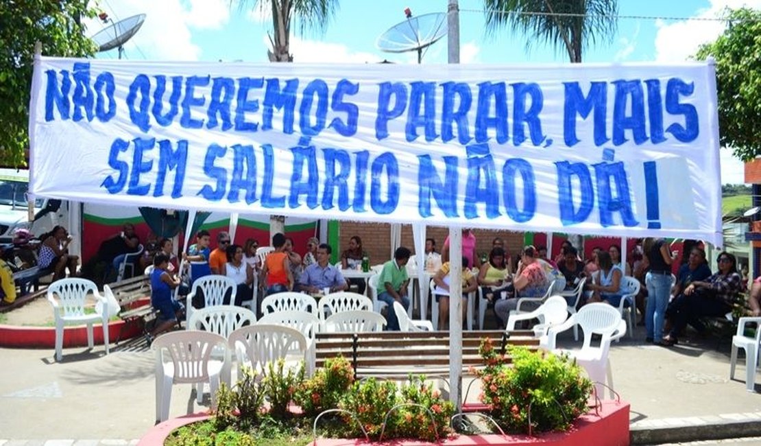 Professores realizam manifestação, mas derrapam no português, em AL; confira