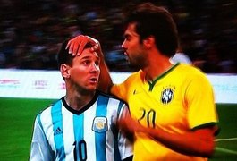 Kaká mexe no penteado de Messi e argentino se esquiva