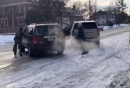 Mulher é morta por agente de imigração de Trump e gera protesto nos EUA