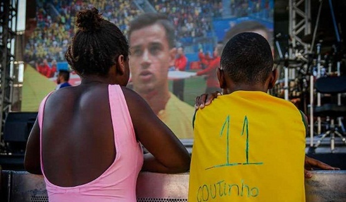 Após foto viralizar, Coutinho responde menino que improvisou camisa do Brasil