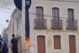 Contador de energia da Prefeitura de Marechal Deodoro incendeia após curto-circuito