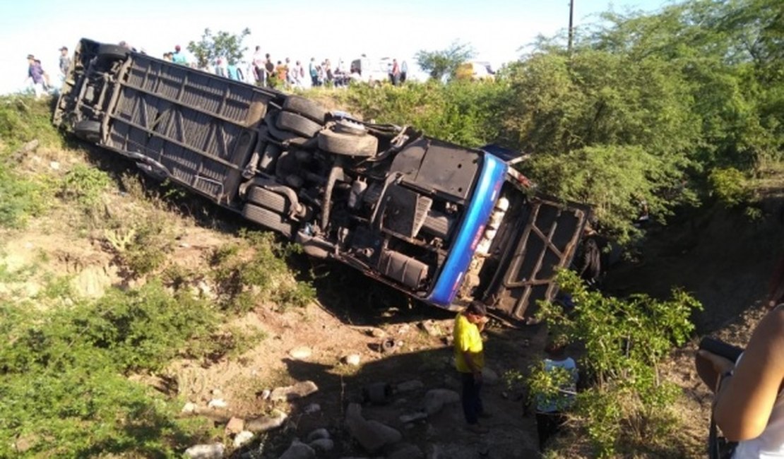 Três morrem após ônibus de turismo tombar em rodovia de Sergipe