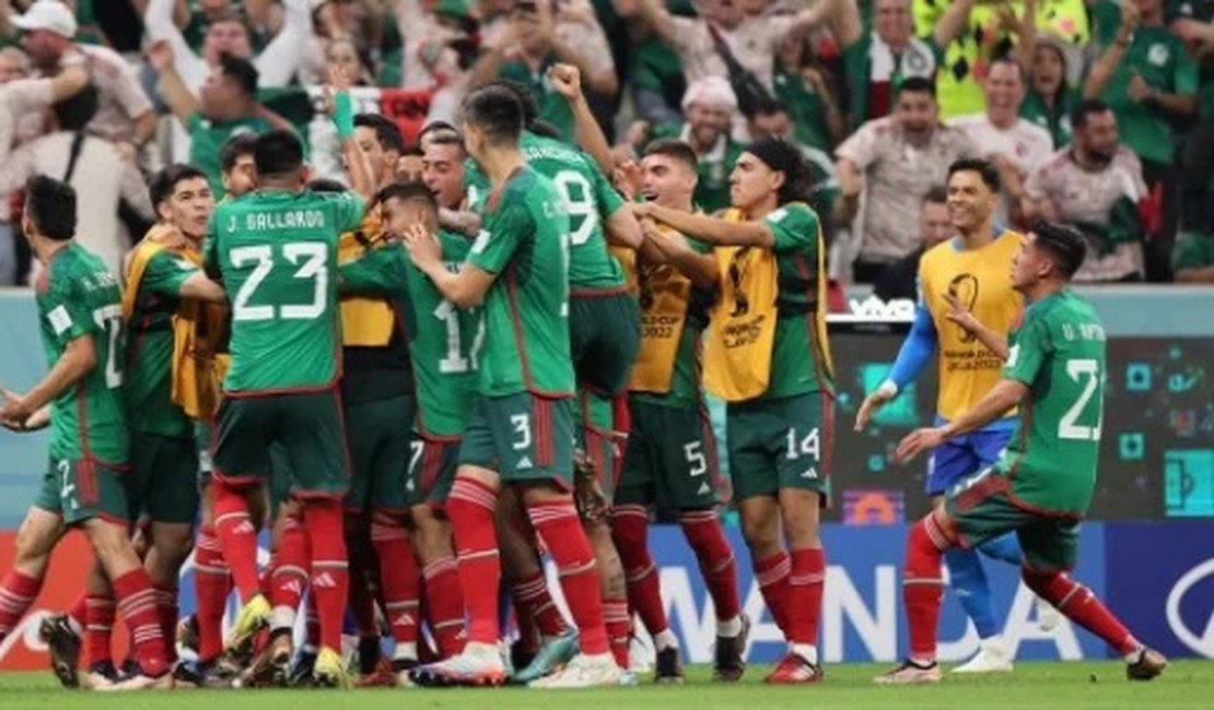 México vence a Arábia Saudita, mas está eliminado da Copa do Mundo