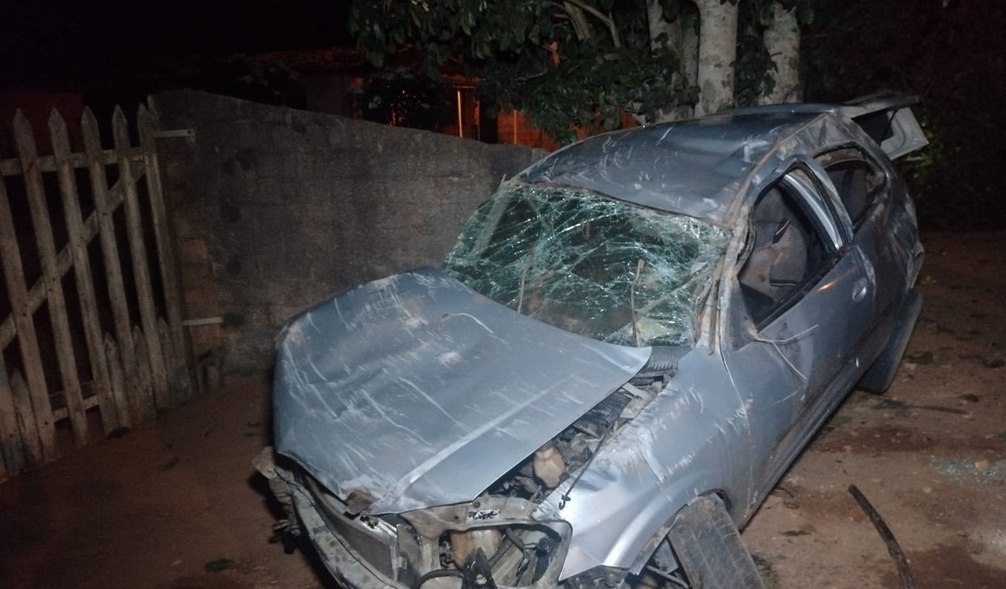 Vídeo. Colisão de carro em árvores deixa dois presos às ferragens, na AL 115 em Arapiraca