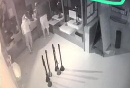 Vídeo. Dupla invade casa lotérica em Batalha, mas desiste de assalto ao notar que no local só havia moedas