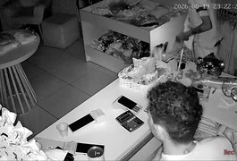 Câmera flagra dois homens furtando loja de roupas no Centro de Arapiraca