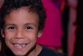 Menino pega comida na geladeira e é morto por espancamento pelo pai; mãe presenciou crime