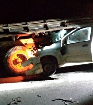 Acidente envolvendo carro e caminhão deixa uma pessoa morta e outra gravemente ferida no Sertão