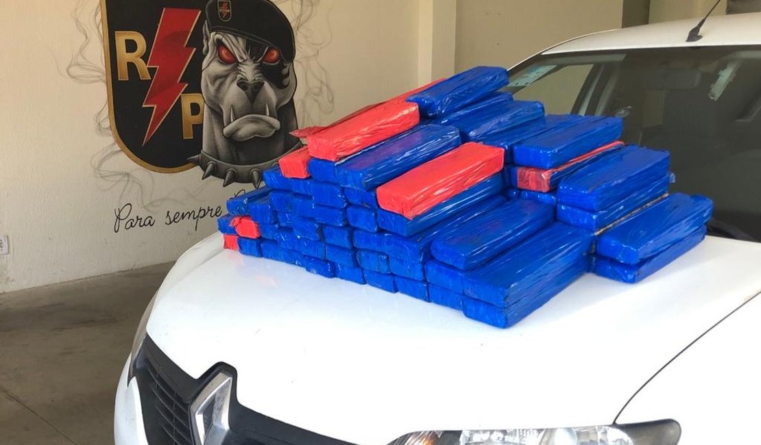 Polícia encontra 65kg de maconha escondidos nos bancos de carro na AL-101 Sul