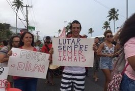 Manifestantes protestam contra o governo de Michel Temer na orla de Maceió