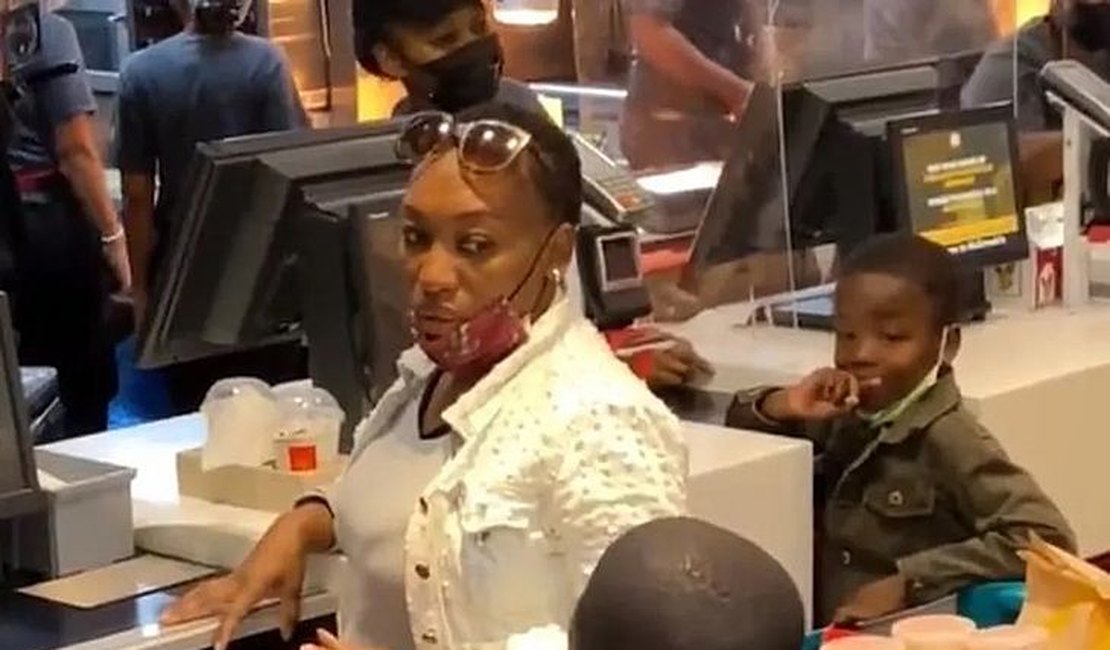 Vídeo viraliza após mulher recusar pedido de casamento na fila do McDonald’s; assista
