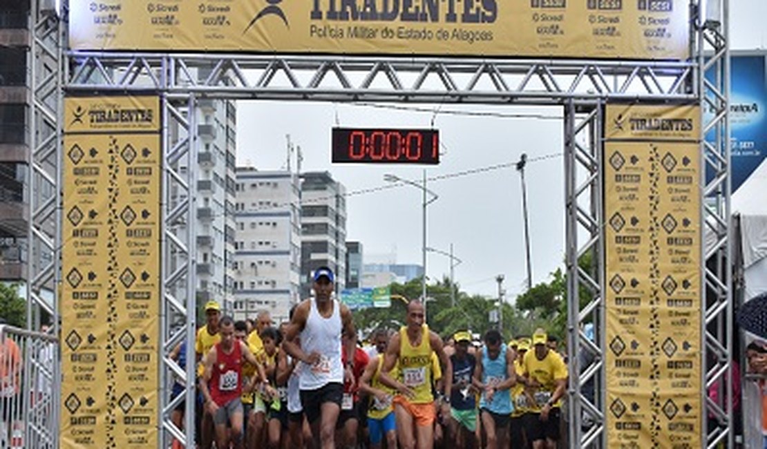34ª edição da ‘Corrida Tiradentes’ atrai atletas profissionais e amadores à orla de Maceió