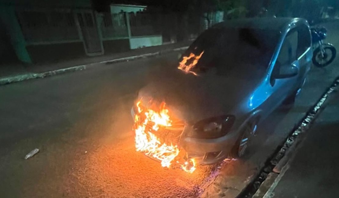 Carro é incendiado em frente a auto elétrica no bairro Baixão, em Arapiraca