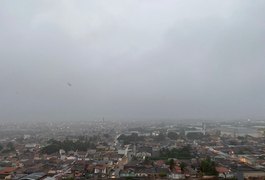 Arapiraquenses passam mais tempo em casa e tiram casacos do guarda-roupa com a chegada do frio