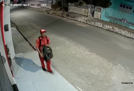 VÍDEO. Suspeito ‘pesca’ bolsa com equipamentos de empresa especializada em assistência técnica, em Arapiraca