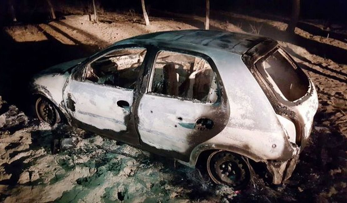 Corpo carbonizado é encontrado em porta-malas de carro no Sertão, em PE