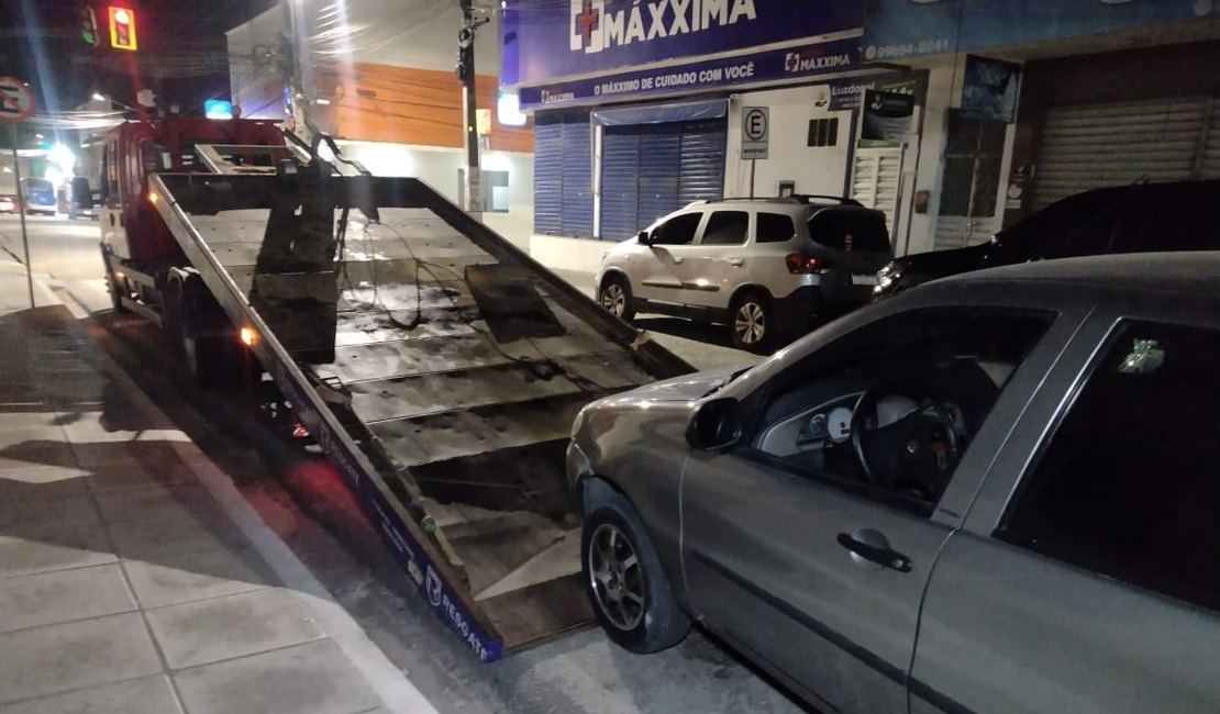 Condutora perde o controle da direção de veículo e derruba porta de loja, em Arapiraca
