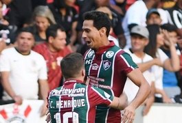 Com erro de Cássio, Fluminense vence Corinthians e se livra da zona de rebaixamento no Brasileiro
