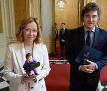 Milei presenteia primeira-ministra da Itália com um boneco de si mesmo com motosserra