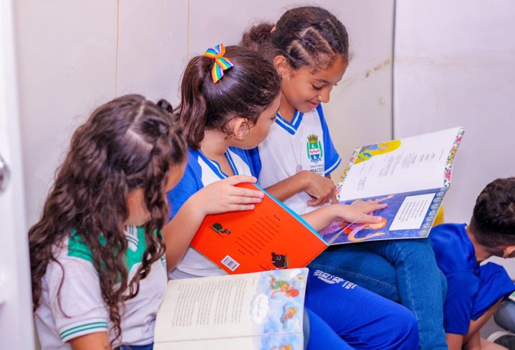 Bienal: Educação de Maceió garante vale-livro para alunos e professores da rede municipal