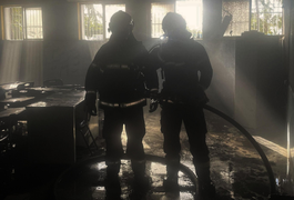 Corpo de Bombeiros combate princípio de incêndio dentro de escola em Maceió